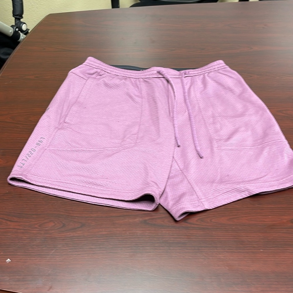 NWOT Lululemon athletica Zipper pockets dressy short - Picture 1 of 9